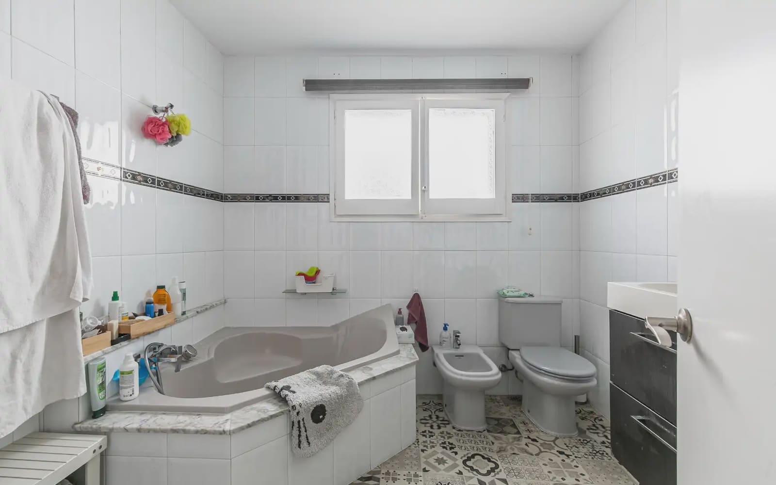 4 bedroom Bungalow for sale in Santa Coloma de Gramenet with garage - € 390,000 (Ref: 9823218)
