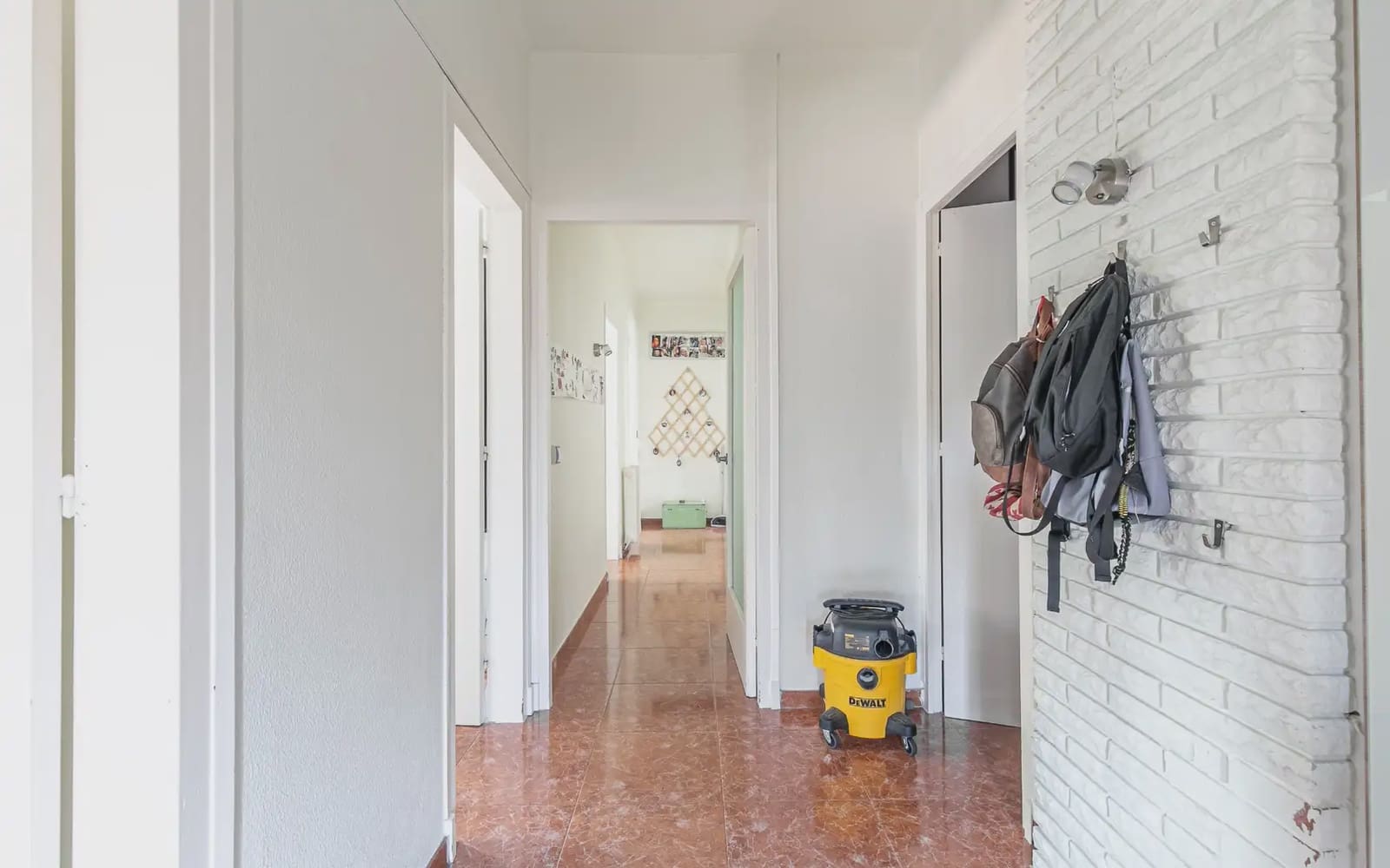 4 bedroom Bungalow for sale in Santa Coloma de Gramenet with garage - € 390,000 (Ref: 9823218)
