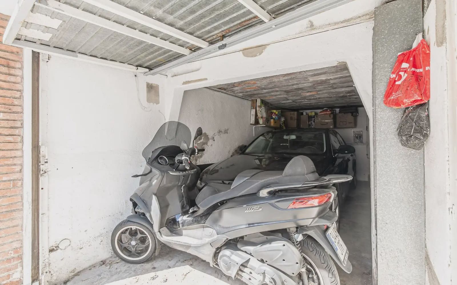 4 bedroom Bungalow for sale in Santa Coloma de Gramenet with garage - € 390,000 (Ref: 9823218)