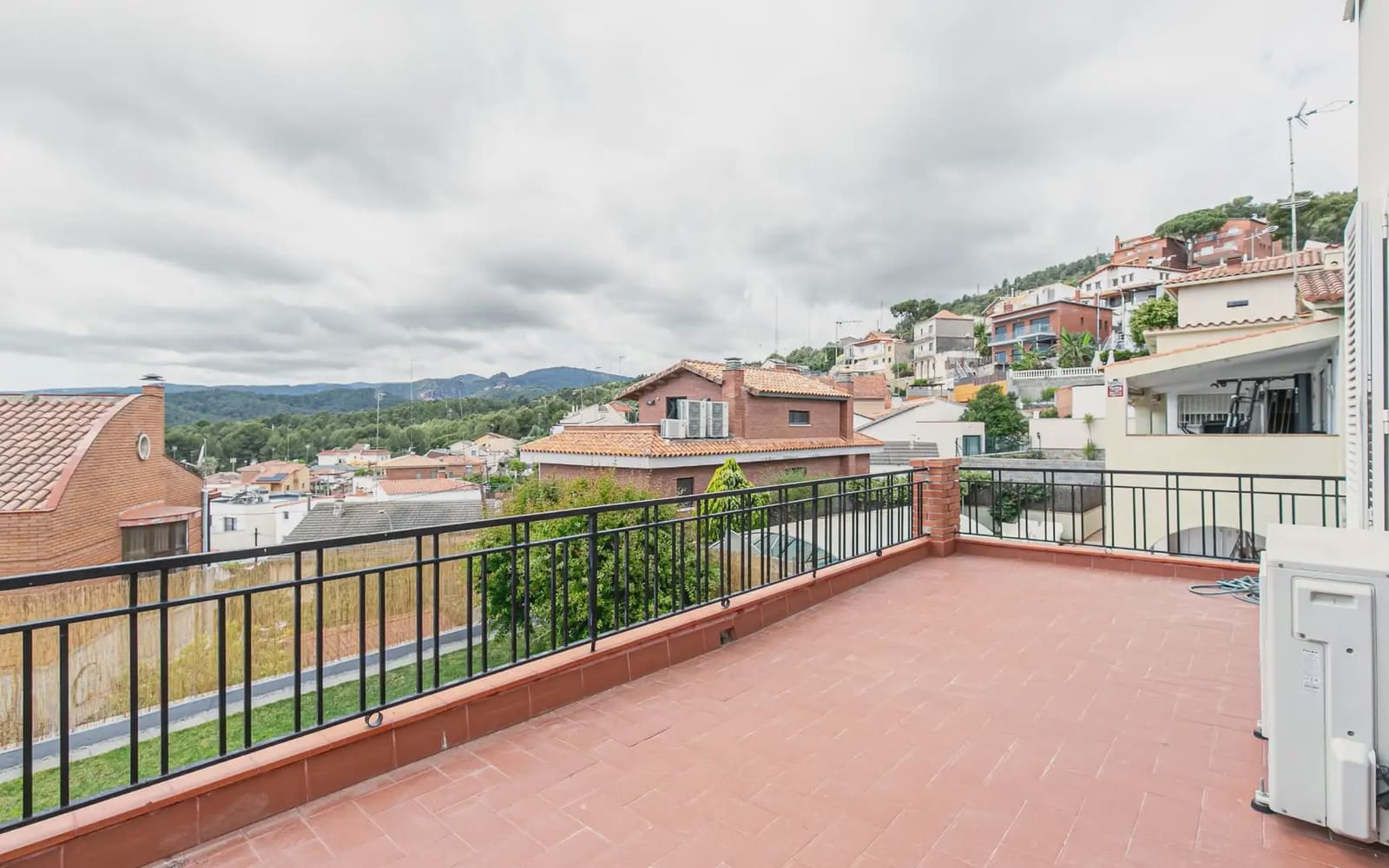 Chalet de 3 habitaciones en Viladecans en venta - 690.000 € (Ref: 9832906)