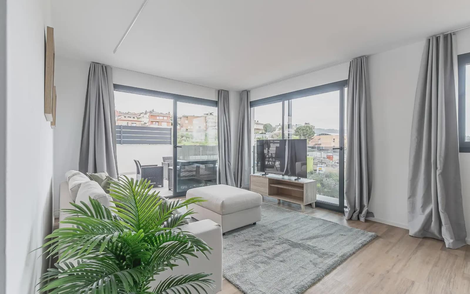 4 bedroom Flat for rent in Sant Boi de Llobregat with pool garage - € 2,700 (Ref: 9836775)