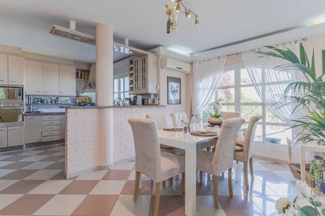 8 quarto Moradia para venda em Urbanización Santa Rosa, Torrox com piscina garagem - 1 100 000 € (Ref: 9838696)