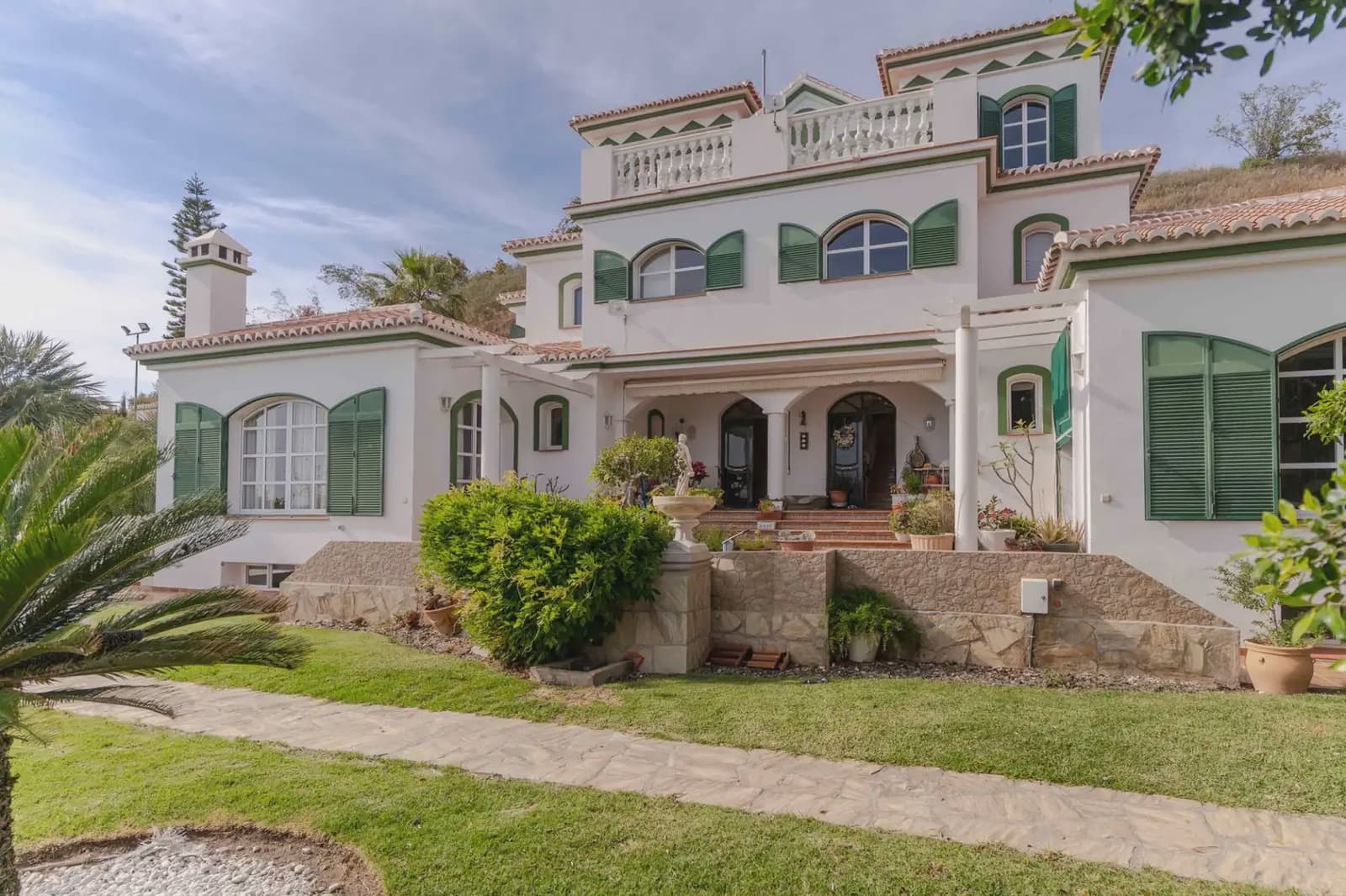 8 bedroom Villa for sale in Torrox with pool garage - € 1,100,000 (Ref: 9838696)