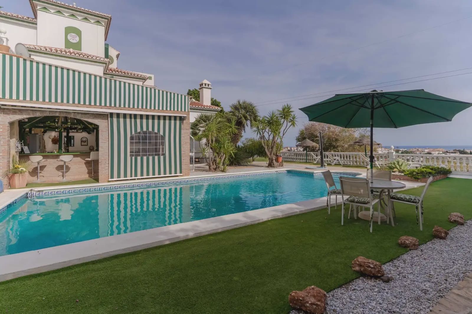 8 bedroom Villa for sale in Torrox with pool garage - € 1,100,000 (Ref: 9838696)
