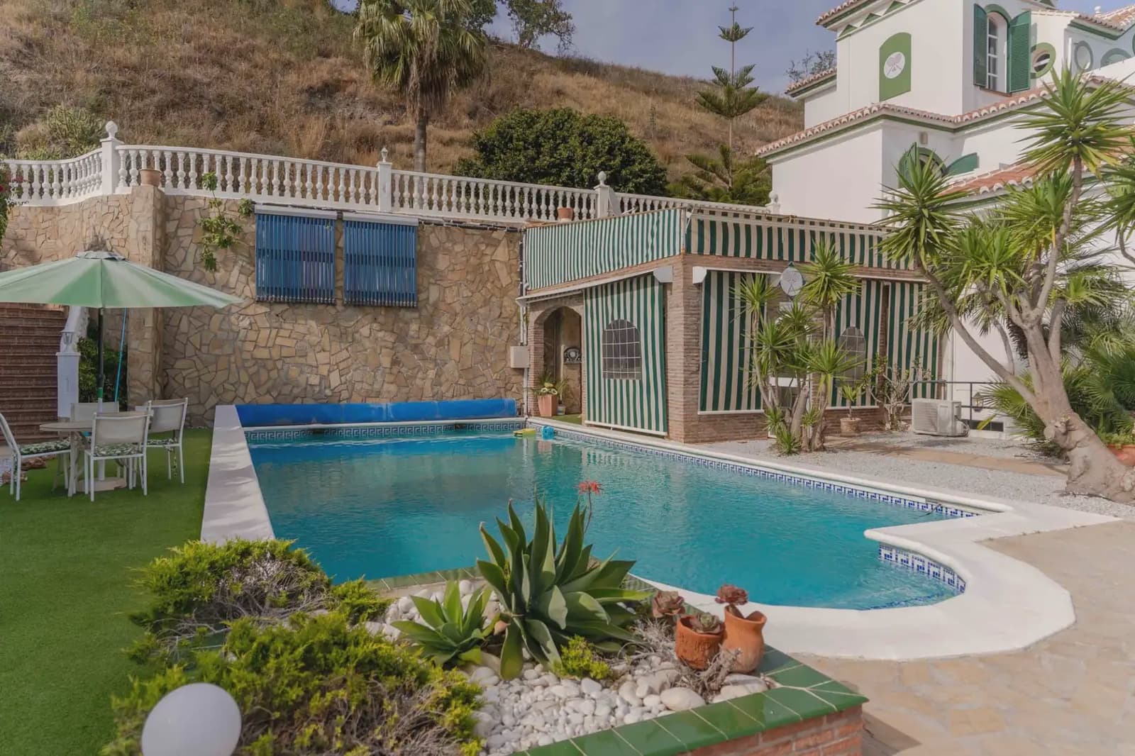 8 bedroom Villa for sale in Torrox with pool garage - € 1,100,000 (Ref: 9838696)