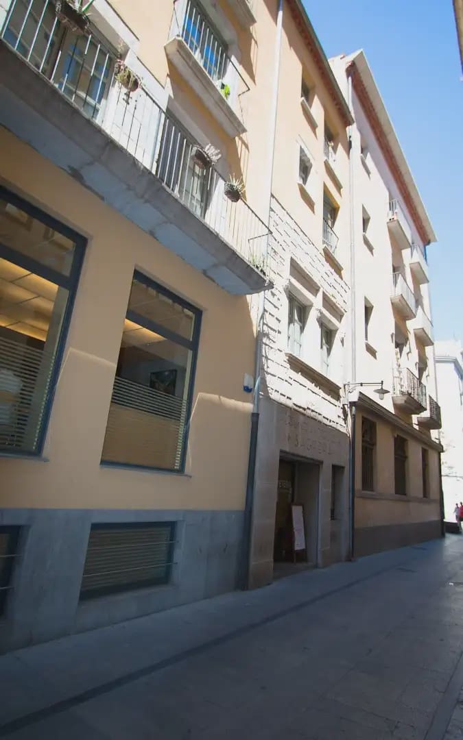 2 bedroom Flat for rent in Girona city - € 860 (Ref: 9844492)