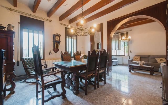 5 soveværelse Villa til salg i Sant Boi de Llobregat med garage - € 695.000 (Ref: 9854526)