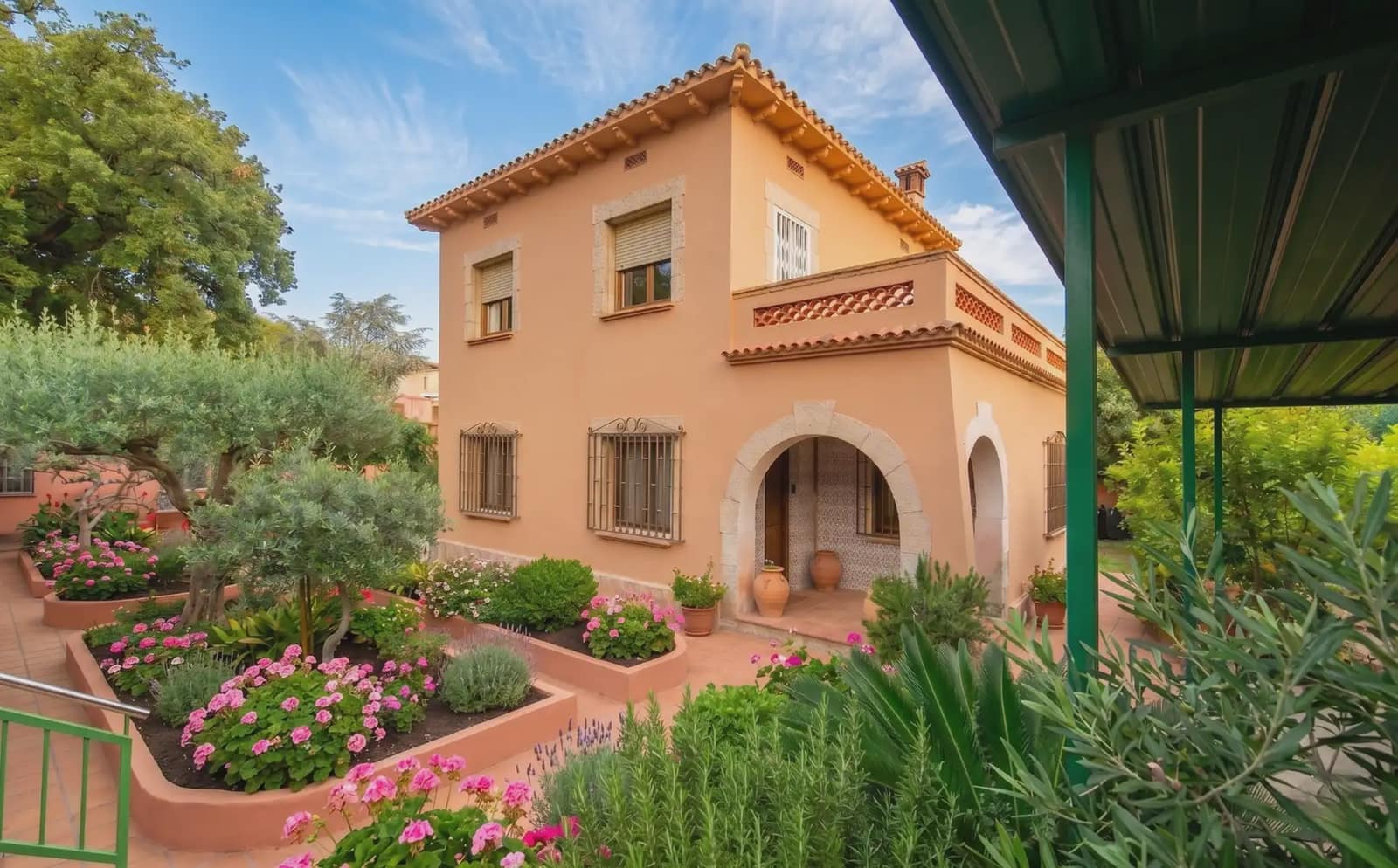 5 soveværelse Villa til salg i Sant Boi de Llobregat med garage - € 695.000 (Ref: 9854526)