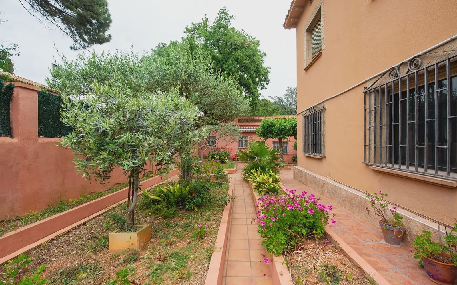 5 soveværelse Villa til salg i Sant Boi de Llobregat med garage - € 695.000 (Ref: 9854526)