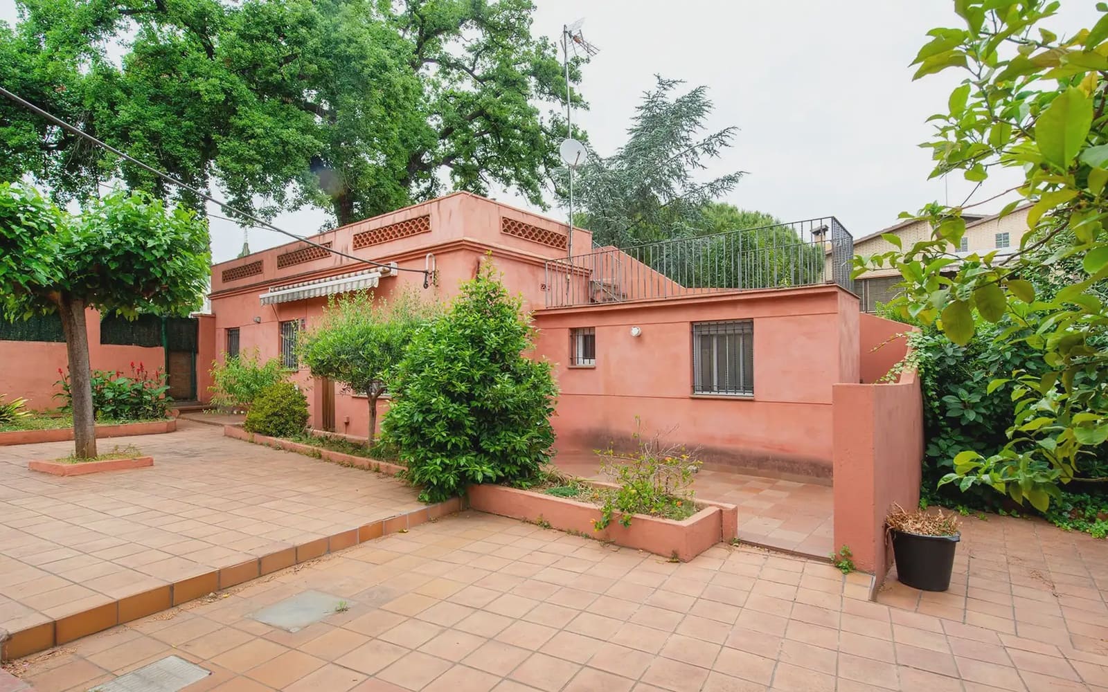 5 soveværelse Villa til salg i Sant Boi de Llobregat med garage - € 695.000 (Ref: 9854526)