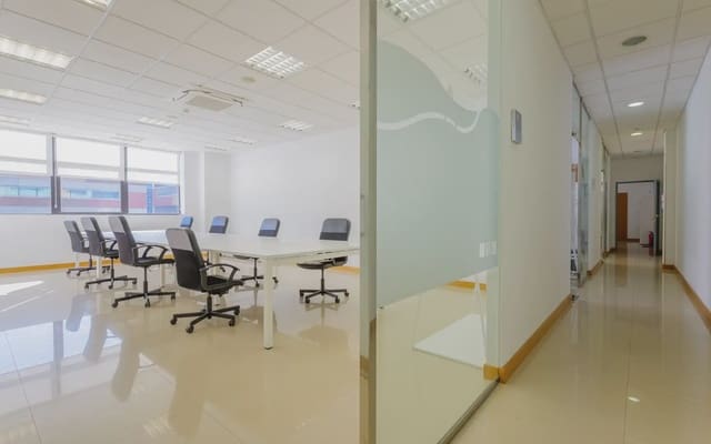 Oficina en Valverde, Madrid ciudad en alquiler - 1.200 € (Ref: 9911984)