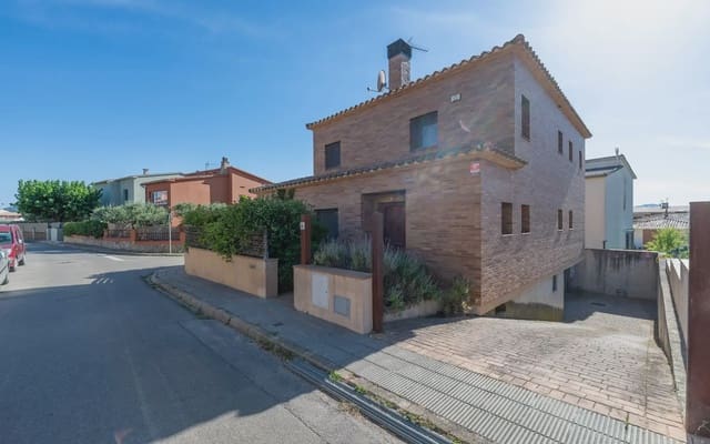 4 slaapkamer Villa te koop in La Bisbal d'Empordà met garage - € 600.000 (Ref: 9919018)