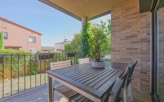 4 slaapkamer Villa te koop in La Bisbal d'Empordà met garage - € 600.000 (Ref: 9919018)