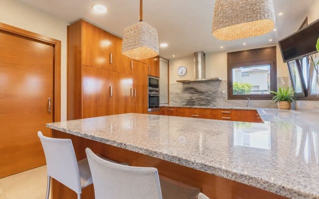 4 soverom Villa til salgs i La Bisbal d'Empordà med garasje - € 570 000 (Ref: 9919018)