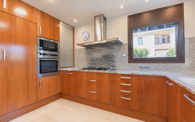 4 soverom Villa til salgs i La Bisbal d'Empordà med garasje - € 570 000 (Ref: 9919018)