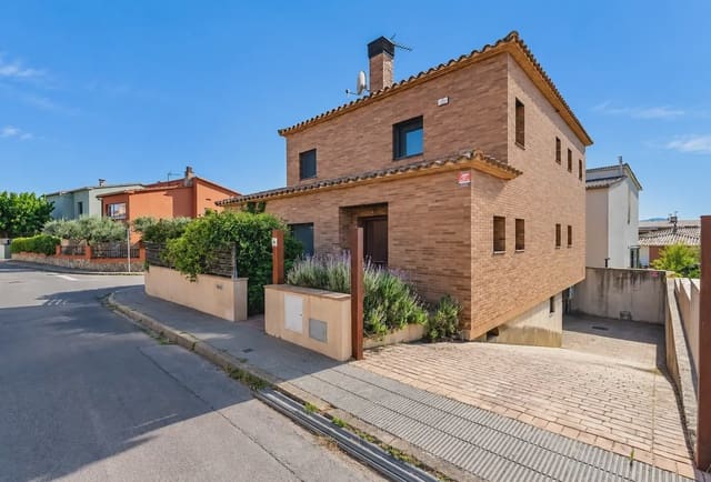4 soverom Villa til salgs i La Bisbal d'Empordà med garasje - € 570 000 (Ref: 9919018)