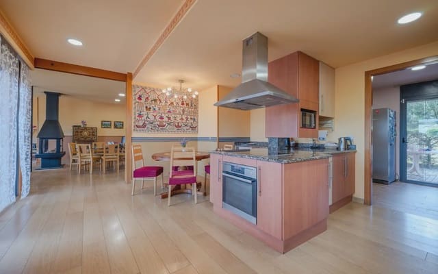 4 sypialnia Willa na sprzedaż w Aiguaviva z basenem garażem - 789 000 € (Ref: 9921102)