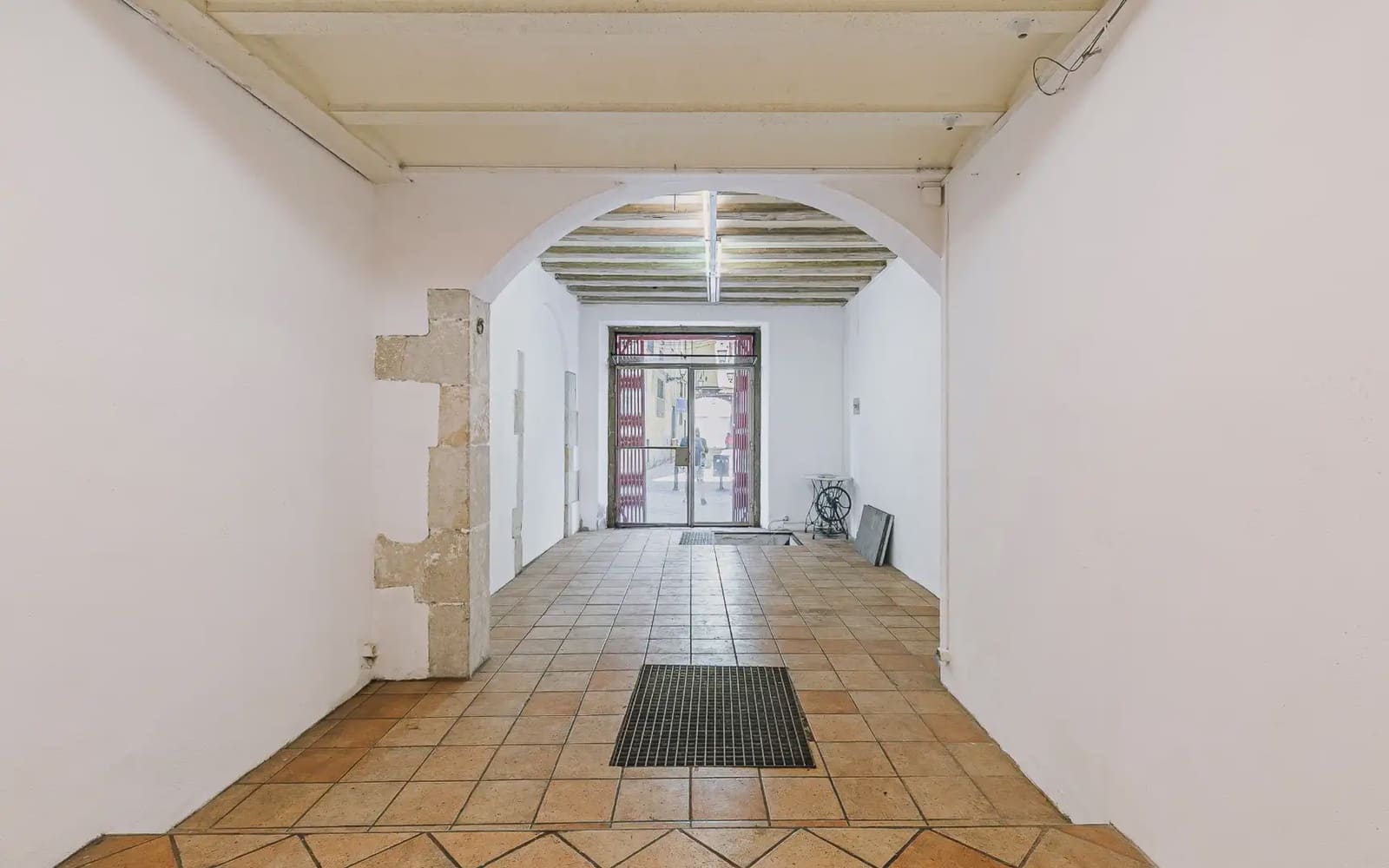 Erhverv til salg i Barcelona by - € 245.000 (Ref: 9953093)