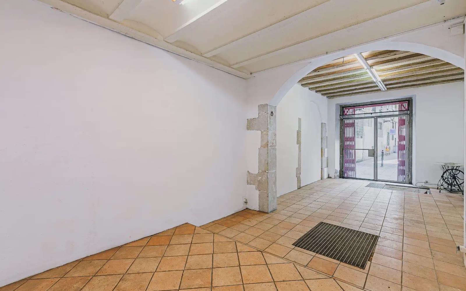 Erhverv til salg i Barcelona by - € 245.000 (Ref: 9953093)