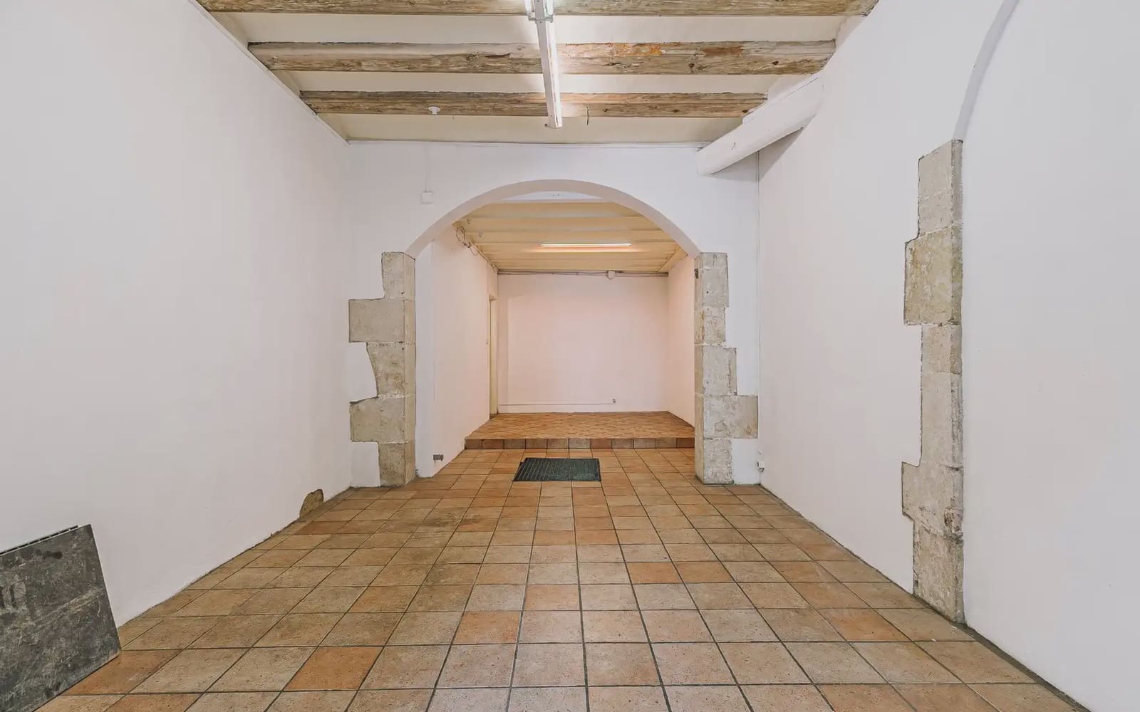 Erhverv til salg i Barcelona by - € 245.000 (Ref: 9953093)