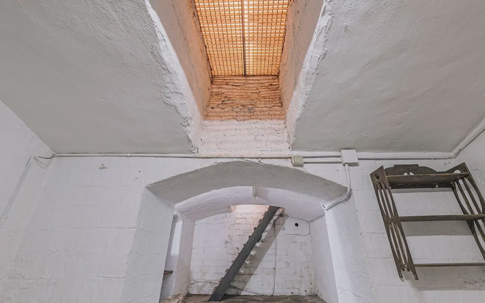 Commercial for sale in Barcelona city - € 239,000 (Ref: 9953093)