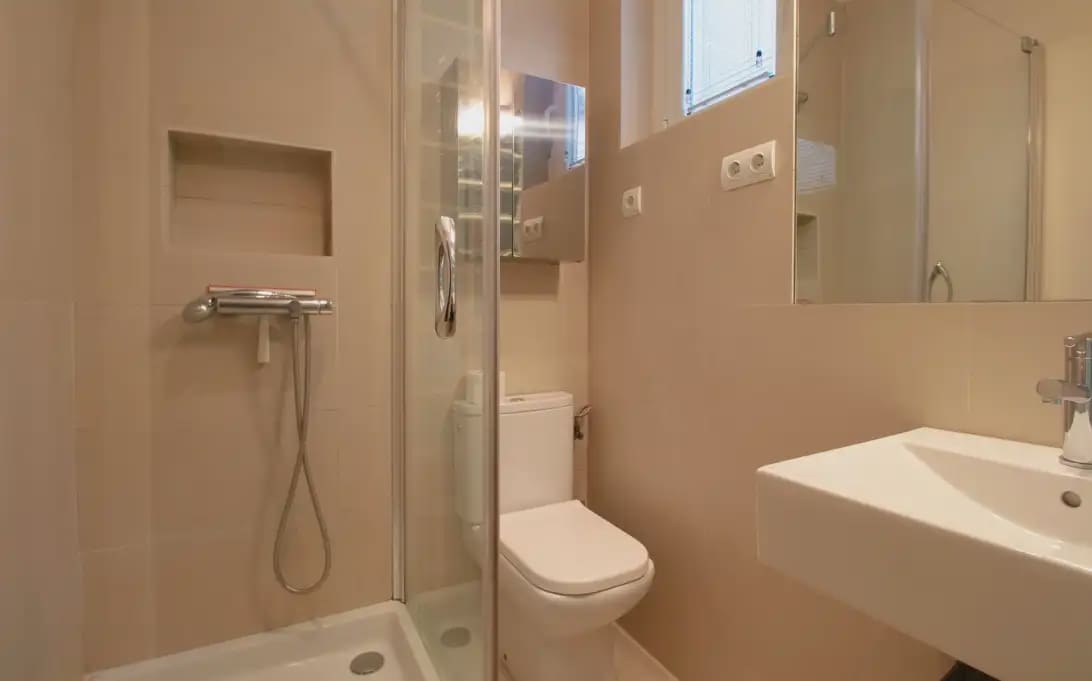 1 quarto Apartamento para arrendar em Madrid cidade - 1 200 € (Ref: 9956550)