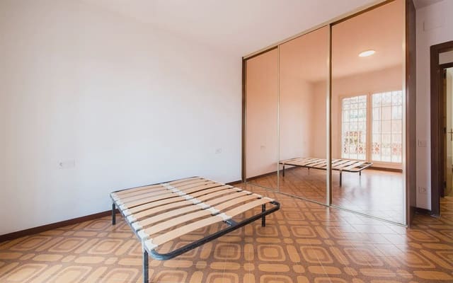 4 bedroom Penthouse for rent in La Sagrada Família, Barcelona city with garage - € 2,359 (Ref: 9961994)