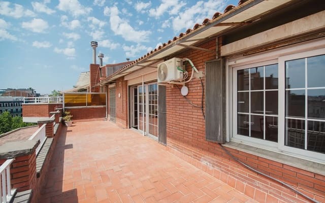 4 bedroom Penthouse for rent in La Sagrada Família, Barcelona city with garage - € 2,359 (Ref: 9961994)