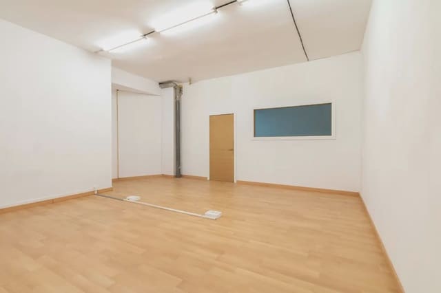 Comercial para arrendar em Girona cidade - 1 200 € (Ref: 9977906)