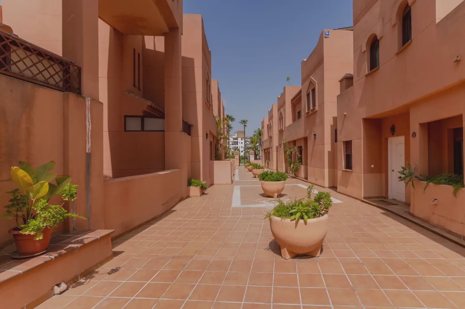 Adosado de 4 habitaciones en Motril en venta con piscina garaje - 550.000 € (Ref: 9978039)