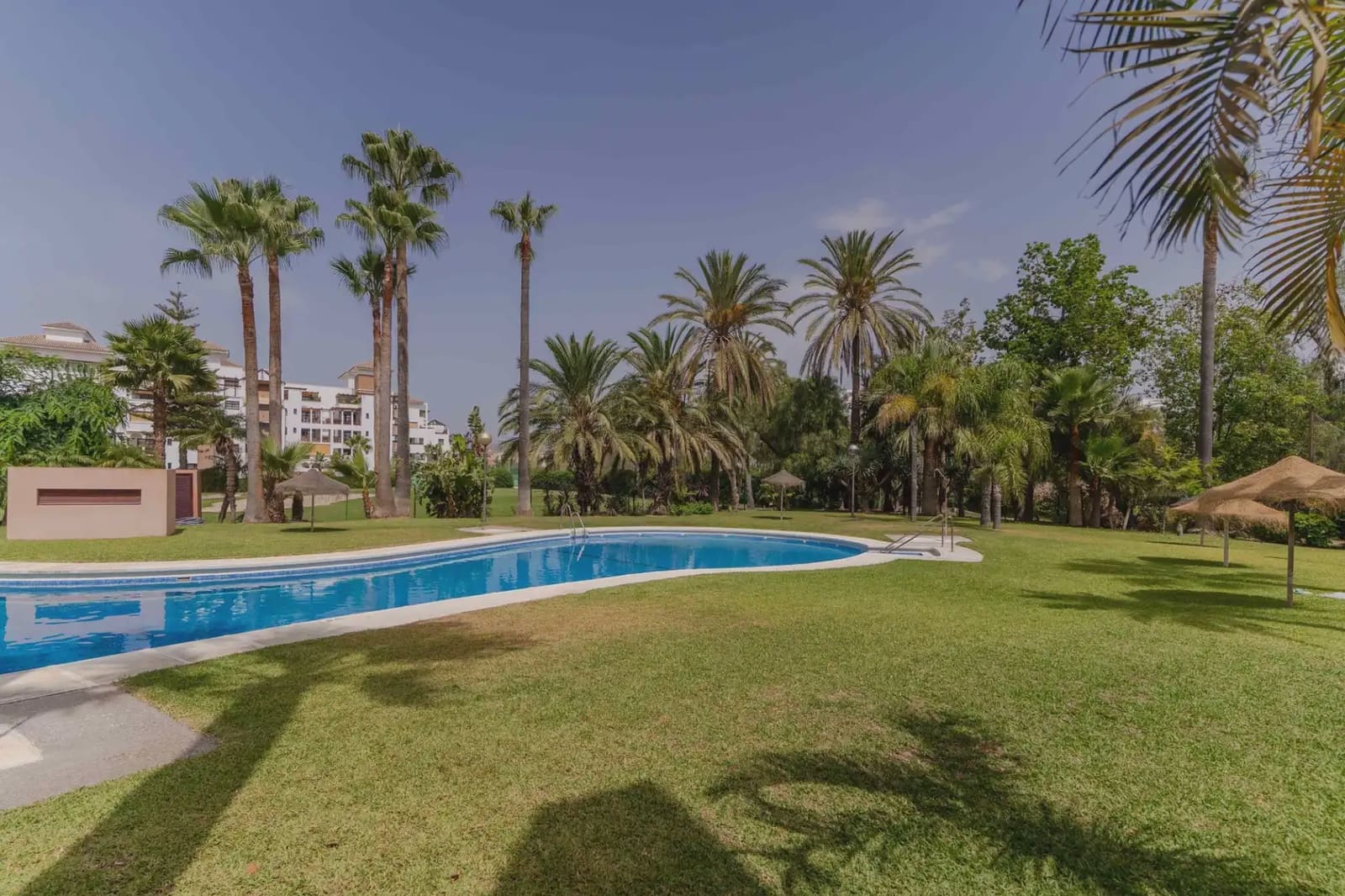 Adosado de 4 habitaciones en Motril en venta con piscina garaje - 550.000 € (Ref: 9978039)