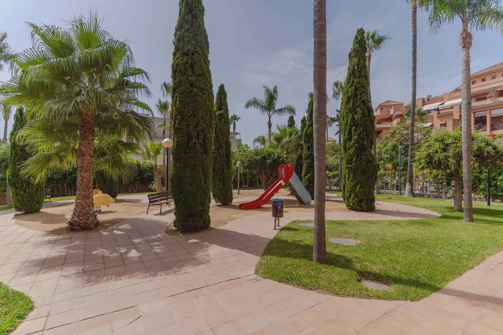 Adosado de 4 habitaciones en Motril en venta con piscina garaje - 550.000 € (Ref: 9978039)