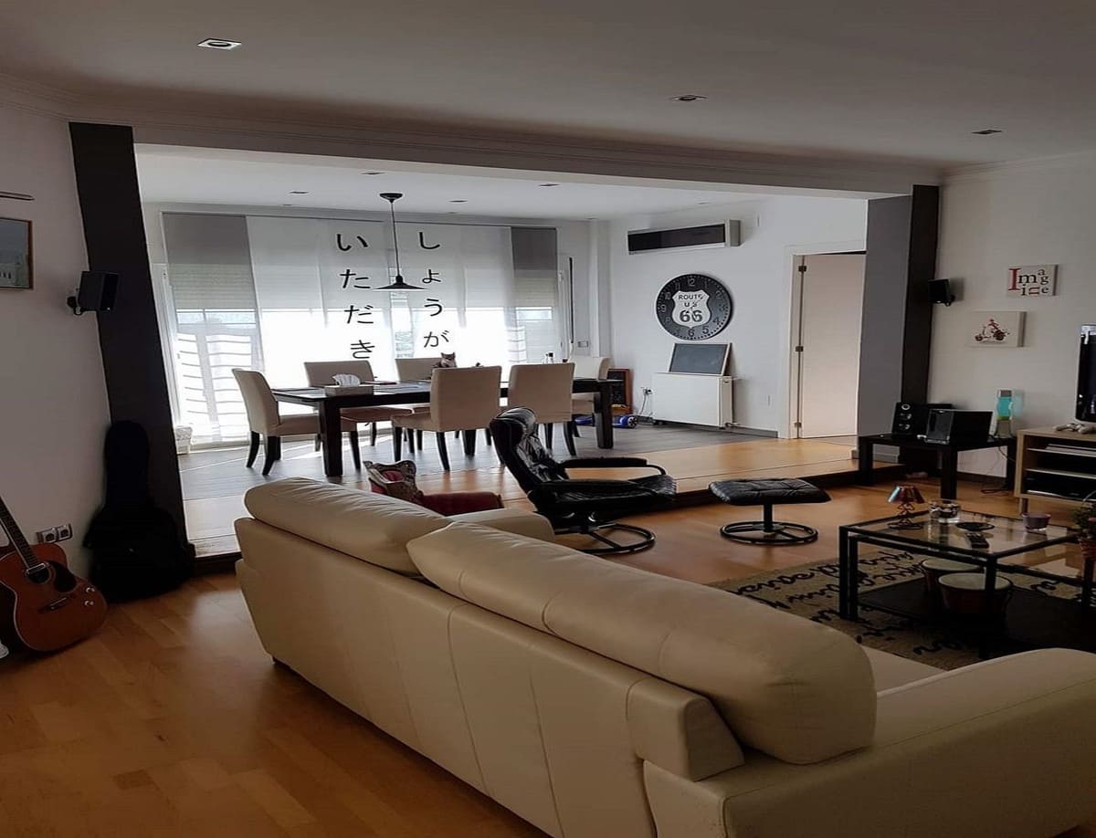 7 bedroom Villa for sale in Elviria, Marbella - € 1,350,000 (Ref: 9076644)