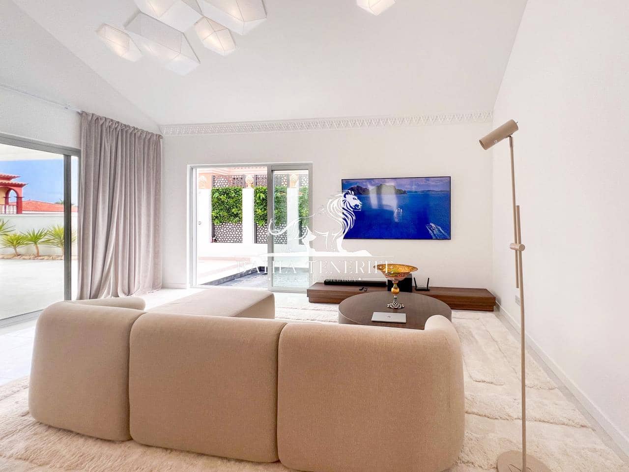 4 soveværelse Villa til salg i Adeje med swimmingpool garage - € 1.390.000 (Ref: 8546426)