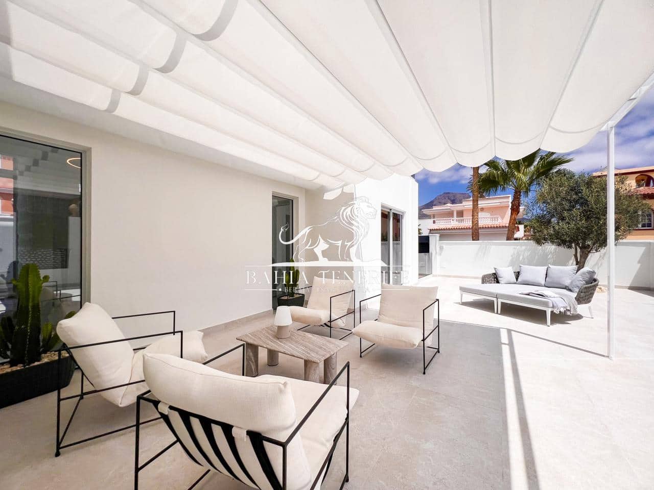 4 soveværelse Villa til salg i Adeje med swimmingpool garage - € 1.390.000 (Ref: 8546426)