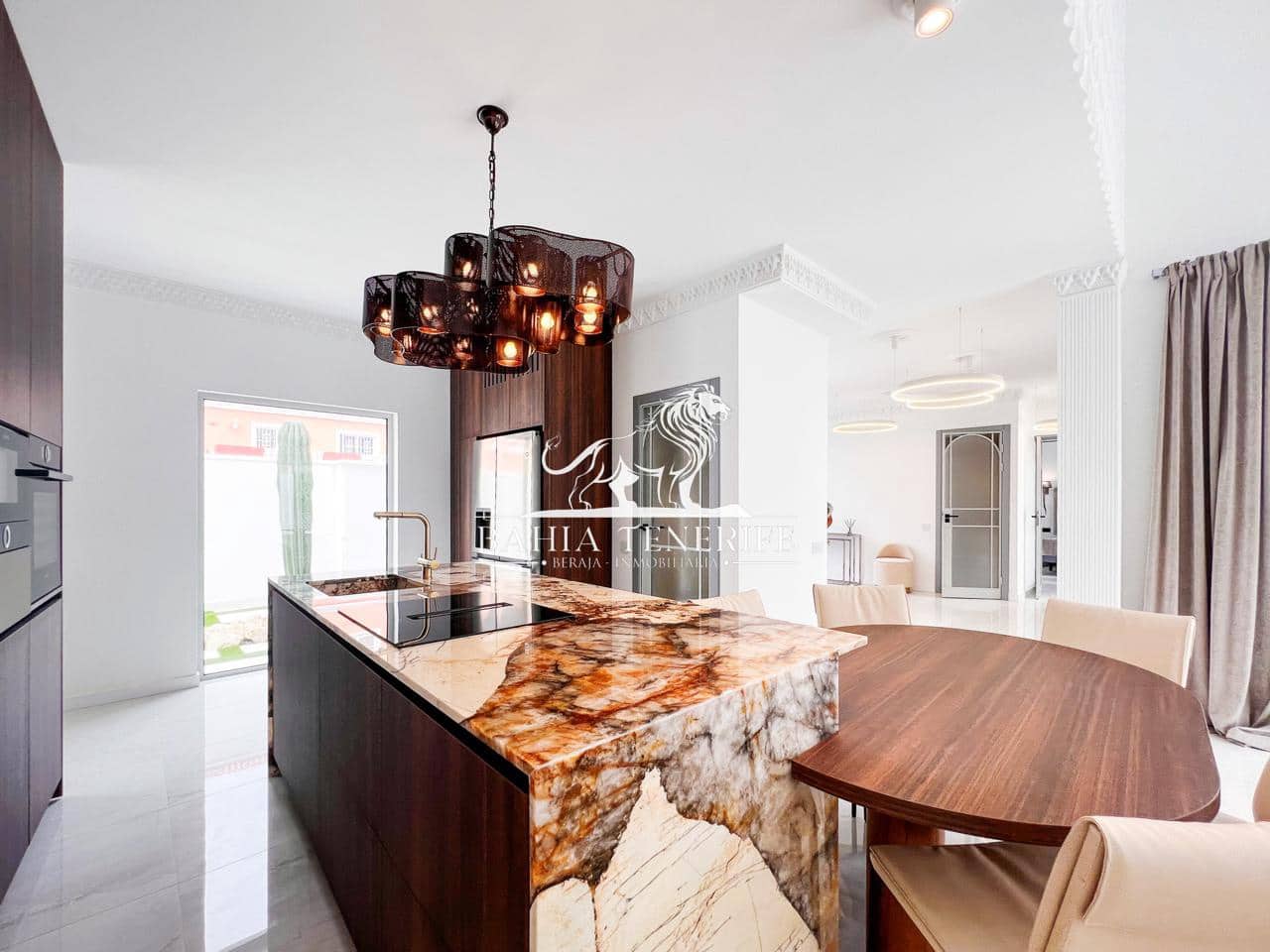 4 soveværelse Villa til salg i Adeje med swimmingpool garage - € 1.390.000 (Ref: 8546426)