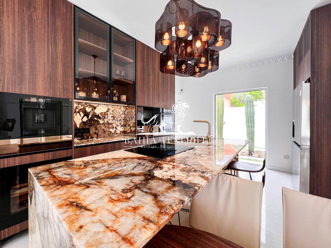 4 soveværelse Villa til salg i Adeje med swimmingpool garage - € 1.390.000 (Ref: 8546426)