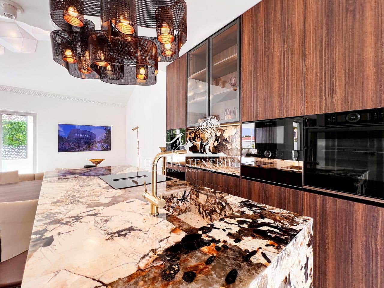 4 soveværelse Villa til salg i Adeje med swimmingpool garage - € 1.390.000 (Ref: 8546426)