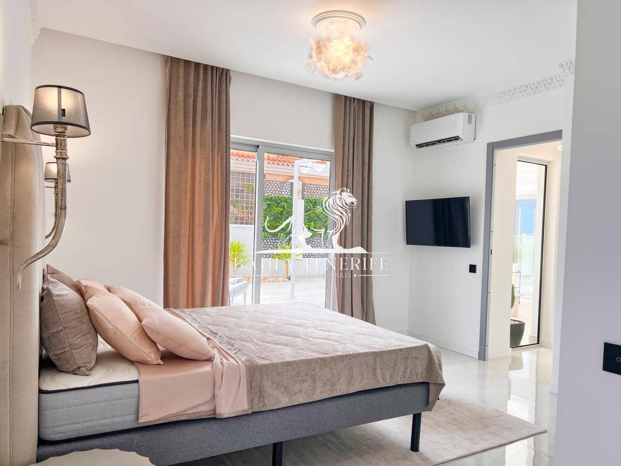 4 soveværelse Villa til salg i Adeje med swimmingpool garage - € 1.390.000 (Ref: 8546426)