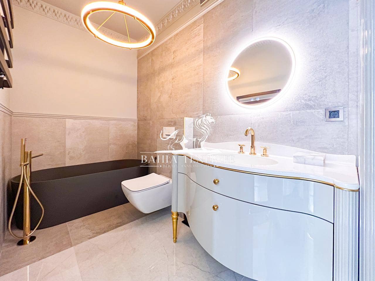 4 soveværelse Villa til salg i Adeje med swimmingpool garage - € 1.390.000 (Ref: 8546426)