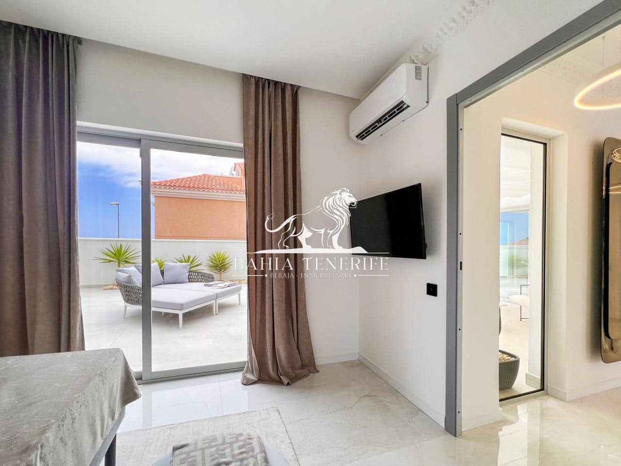 4 soveværelse Villa til salg i Adeje med swimmingpool garage - € 1.390.000 (Ref: 8546426)