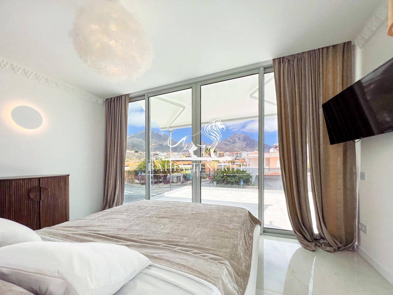 4 soveværelse Villa til salg i Adeje med swimmingpool garage - € 1.390.000 (Ref: 8546426)