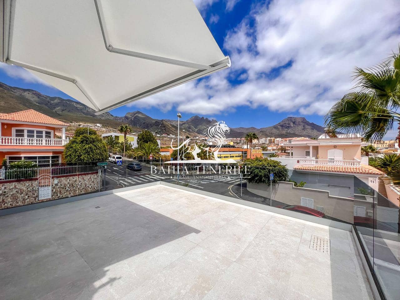 4 soveværelse Villa til salg i Adeje med swimmingpool garage - € 1.390.000 (Ref: 8546426)