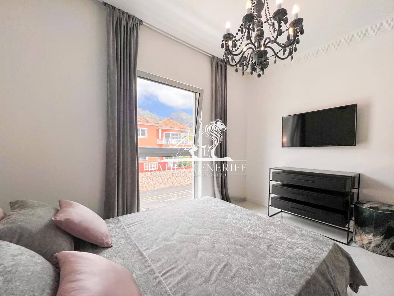 4 soveværelse Villa til salg i Adeje med swimmingpool garage - € 1.390.000 (Ref: 8546426)