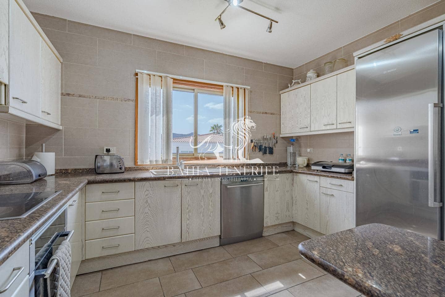 4 soveværelse Villa til salg i Chayofa med swimmingpool - € 775.000 (Ref: 8609601)