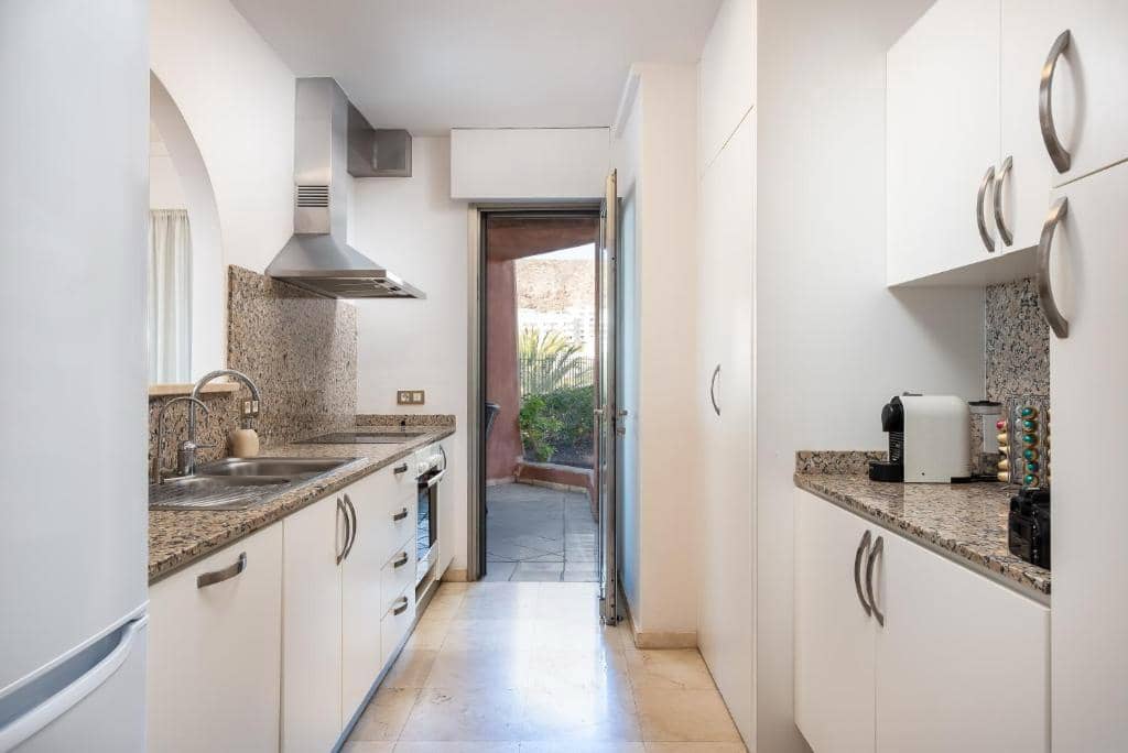 2 soveværelse Strandlejlighed til salg i Palm-Mar med swimmingpool garage - € 650.000 (Ref: 8981082)