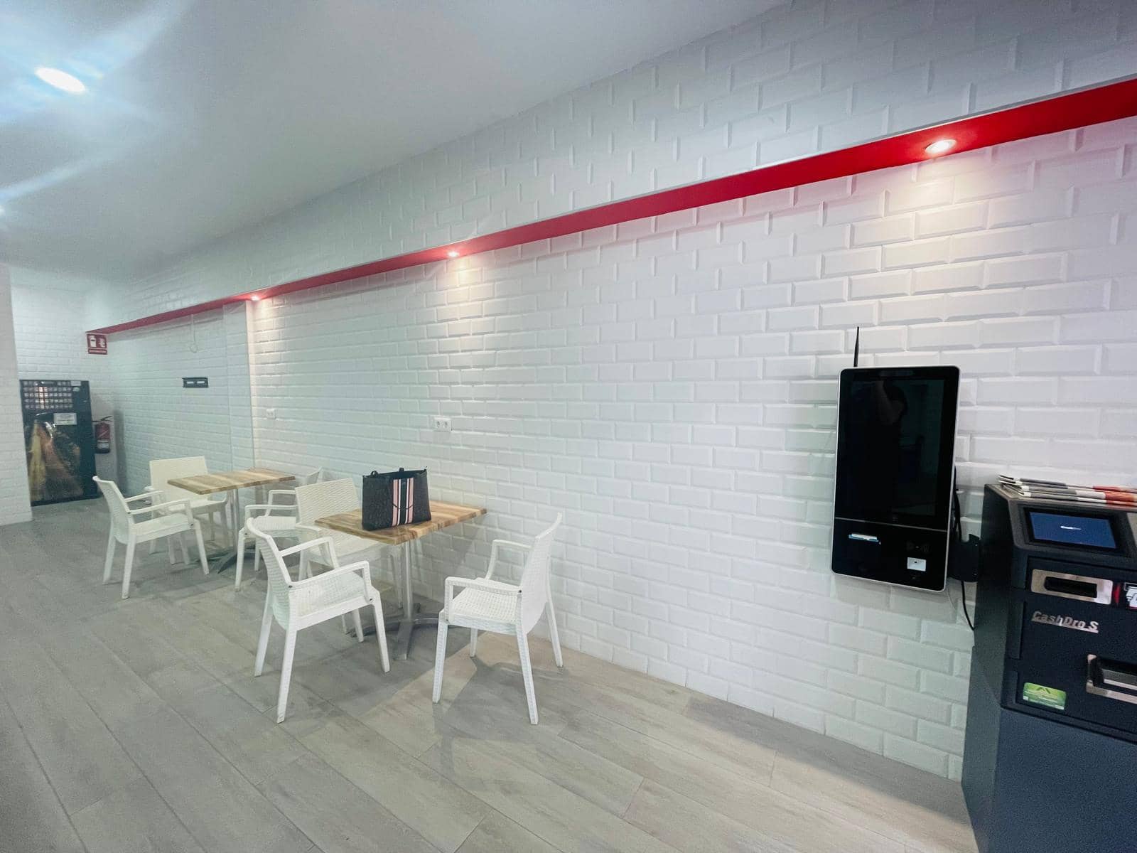 Restaurant/Bar til salgs i Puerto Colon - € 100 000 (Ref: 9369056)