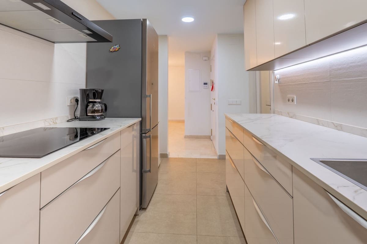 3 bedroom Apartment for sale in Fuengirola - € 369,000 (Ref: 9820032)