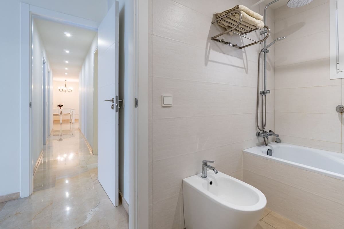 3 bedroom Apartment for sale in Fuengirola - € 369,000 (Ref: 9820032)