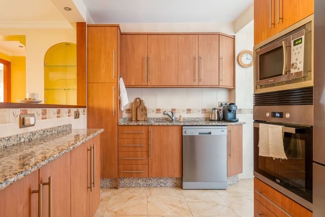 2 slaapkamer Penthouse te koop in Zona Puerto Deportivo, Fuengirola met garage - € 299.000 (Ref: 9889930)